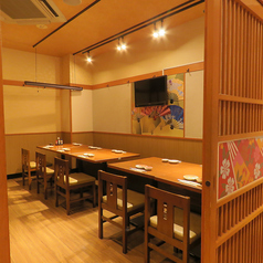 【モニターも完備しております♪】店内は心地よい明かりに包まれ、あたたかみのある雰囲気が魅力です。お友達との飲み会や女子会など、さまざまなシーンでゆったりとくつろげる空間をご用意しています。人数に合わせたお席をご用意いたしますので、お気軽にご相談ください！