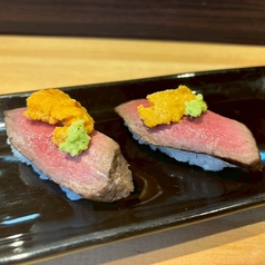 黒毛和牛ローストビーフ寿司 ウニのせ (1貫)
