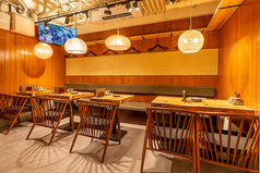 ゆったりとくつろげるテーブル席は、気心の知れたご友人やご家族と賑やかに過ごすのに最適です。16席のご用意があり、会社のご宴会や打ち上げなど、大人数のお食事にも対応しています。肩肘張らないカジュアルな雰囲気のなか、お料理とお酒をゆっくりとご堪能ください。