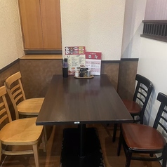 2階の4名テーブル席がございます。ご利用人数に合わせてお席をご用意いたします。