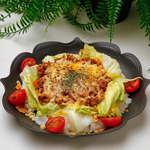 スパイシーなタコライスは、ひき肉たっぷりで新鮮な野菜とチーズと絡む、カラフルで満足感のある一品