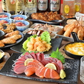 【大阪名物も海鮮も♪大満足間違いなし！】たこ焼きや串カツなどの大阪名物はもちろん、新鮮な海鮮や肉料理、お酒にぴったりの逸品まで豊富にご用意！友達同士の飲み会から宴会まで、みんなでシェアして楽しめるメニューが盛りだくさんです♪