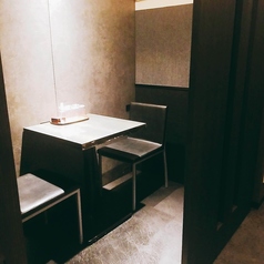 プライベート感溢れる2名様用の個室で、旬の食材を活かした本格和食を心ゆくまでご堪能いただけます。静かな空間で、贅沢なひとときを過ごしながら、季節の味覚を楽しむことができます。特別なひとときにふさわしい、洗練された料理と落ち着いた雰囲気が魅力です。大切な人との大切な時間をぜひお楽しみください。