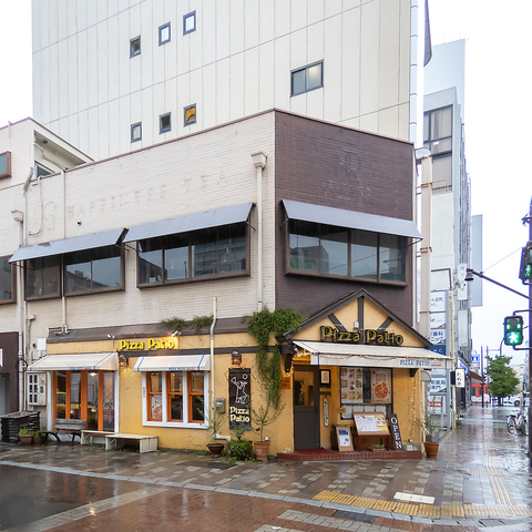ランチ営業あり！創業50年以上を誇るピザなどが自慢のお店。ピザはテイクアウト可能◎