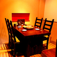 ゆっくりとお食事をお楽しみいただける半個室のテーブル席。