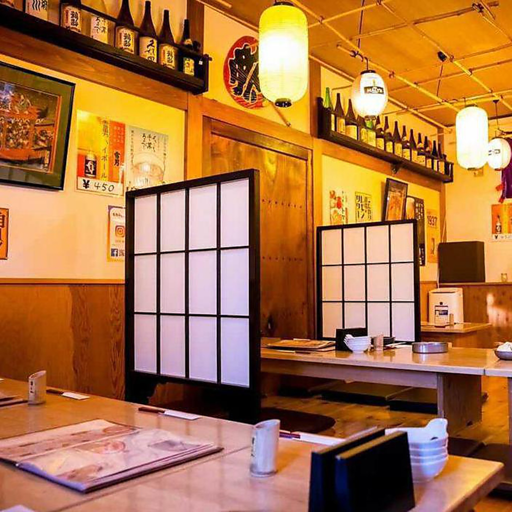 明るく元気の出る「懐かしい祭り」をイメージしたちょっと賑やかな店内