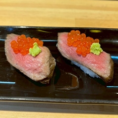 黒毛和牛ローストビーフ寿司 いくらのせ (1貫)