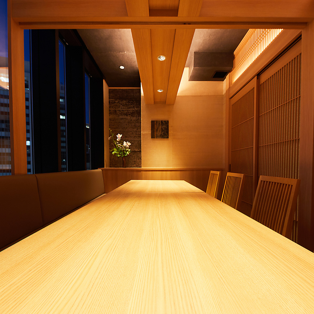 少人数から大人数まで対応可能な個室をご用意。人数に応じて快適にお過ごしいただけます。