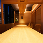 少人数から大人数まで対応可能な個室をご用意。人数に応じて快適にお過ごしいただけます。