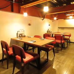 中二階席には落ち着けるテーブル席を御用意！