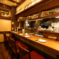 カウンター席からは調理の様子もご覧いただけます♪