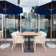 【2~4名様向け】“サプライズが映えるテラス席”2~4名様向けのテラス席は、誕生日ケーキでのサプライズやアフタヌーンティーも人気。暖房・膝掛け完備で冬も暖かく、夏は風が抜けて心地よい。パラソルで雨の日も安心。星空とライトが重なり、写真映えする外席時間を楽しめます。