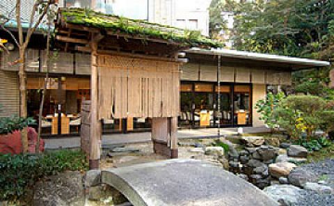 日本庭園を眺めながら堪能できる加賀会席や郷土料理