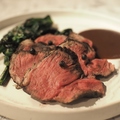 料理メニュー写真 仔羊ランプ肉とちぢみほうれん草の炭焼き~赤ワインのフォンドボーソース~
