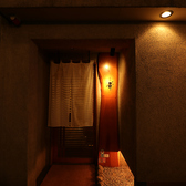 駅から近く、アクセスの良さと落ち着いた雰囲気を兼ね備えた店内。喧騒を忘れて過ごせる静かな空間は、ゆったり寛げる個室に加え、カウンター席もご用意。ご友人との食事やお仕事帰りにも最適です。落ち着いた照明と和の趣が、心地よい時間を演出します。