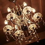 店内には豪華なシャンデリアが♪ラグジュアリーな大人空間