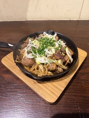 ピリ辛ホルモンの鉄板焼き