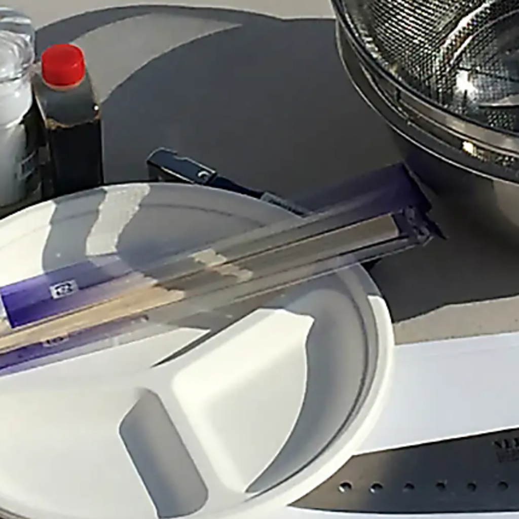 テーブルには着火済みの炭がセットされており、お皿、お箸、おしぼりなどもご用意があります！