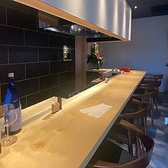 落ち着いた雰囲気の店内に入ると、まず目に入る開放的なカウンター。