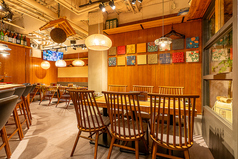 ゆったりとくつろげるテーブル席は、気心の知れたご友人やご家族と賑やかに過ごすのに最適です。16席のご用意があり、会社のご宴会や打ち上げなど、大人数のお食事にも対応しています。肩肘張らないカジュアルな雰囲気のなか、お料理とお酒をゆっくりとご堪能ください。