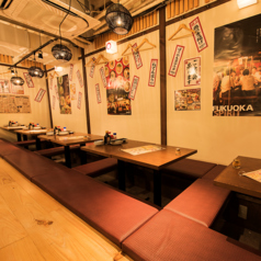 【博多の「屋台」を完全再現☆】活気のある雰囲気が特徴の店内。大人気の飲み放題付きコースも各種ご用意しております！会社のご宴会や友人との少人数宴会・女子会・二次会など、様々なシーンでご利用いただけます。博多劇場で心ゆくまで満喫し、心温まるひとときをぜひ皆さまでお過ごしください。