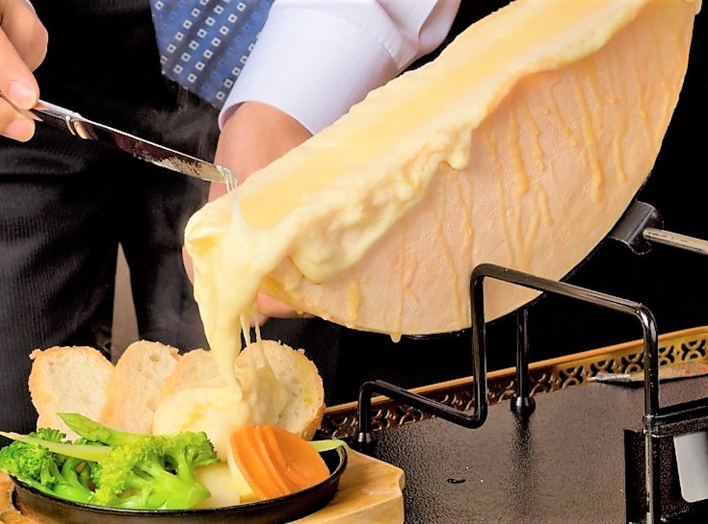 ディナーはラクレットオーブンでお席の目の前でお掛けする本格スタイル