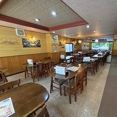 周りを気にせずお食事を楽しみたいお客様のために、8名様までご利用いただける個室を完備しております。仕切られたプライベートな空間で、大切な人との記念日のお祝いや、ご家族・ご友人との特別な時間をゆっくりとお過ごしいただけます。落ち着いた雰囲気の中で、心ゆくまで本格インド料理をご堪能ください。