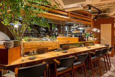 仕事帰りの一杯や大切な人とのデートに最適なのがカウンター席です。職人の技を間近で見たり、会話を楽しんだりすることができます。お一人様でも気兼ねなくご利用ください。全部で11席ご用意しており、心ゆくまでお料理とお酒を堪能したい方におすすめです。