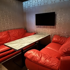 座り心地が良い、ソファーは当店の特徴の一つ、落ち着いた雰囲気でお食事をお楽しみください。※写真は系列店舗です。