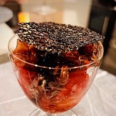 フルーツトマトとビーツのコンポート　本海老の炭火焼きとイカ墨ソース