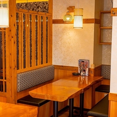 門前仲町駅から徒歩1分。昭和レトロな雰囲気が漂う「やきとん日吉」は、少人数での飲み会にぴったりな居酒屋です。カウンター席やセパレート可能なテーブル席で、2～4名の気軽な飲み会やデートにも最適。静かに語らいたい夜も、ちょっと一杯だけのサク飲みも、ちょうどいい距離感と居心地の良さが魅力で