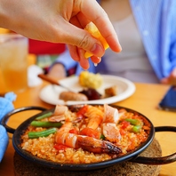 全コースに含まれる絶品本格シーフードパエリア！