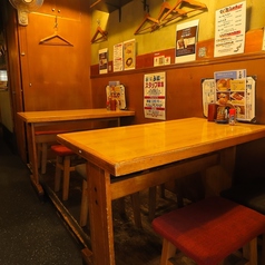 テーブル席は4名用が2つあり、友人や家族との会話を楽しむのに最適です。温かみのある木のぬくもりが感じられ、リラックスした雰囲気でお食事を堪能できます。