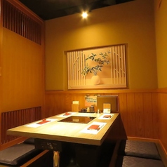 すだれで仕切られた、落ち着きある半個室席。周りを気にせず、ゆったりとお過ごしいただけます。