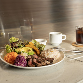 忙しい合間だからこそ、食事に集中する「健康的な休憩」を。カウンター席なら、お一人様でもスピーディーに栄養バランス抜群のプレートを楽しめます。国産鶏ムネ肉やたっぷりの野菜が、午後への活力をチャージ。短時間でも心から満足できる、上質なランチタイムをどうぞ。