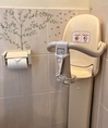 女性トイレには、ベビーキープ、お子様用補助便座も設置しています。