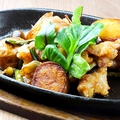 料理メニュー写真 地鶏と季節野菜のガーリックソテー