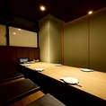 【２～５名様/完全個室（掘りごたつ）】おしゃれな和モダンで落ち着く店内は、女性やカップルにお喜び頂けます。静かで落ち着いた空間はデートや女子会にもぴったり。大人の雰囲気をごゆっくりお楽しみ頂けます。