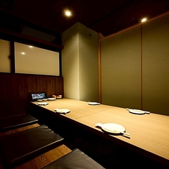 【２～５名様/完全個室（掘りごたつ）】おしゃれな和モダンで落ち着く店内は、女性やカップルにお喜び頂けます。静かで落ち着いた空間はデートや女子会にもぴったり。大人の雰囲気をごゆっくりお楽しみ頂けます。