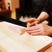 職人の技で磨き上げられた日本料理の数々は熟練の技術と真心溢れるおもてなしで心を満たす至福の味わい。新鮮な食材の持つ旨味と風味を最大限に引き出し、素材の本来の美味しさを存分に楽しむことができます。四季折々の味覚を堪能しながら、季節の移り変わりを感じる特別なひとときを『日本料理 八田』でお過ごしください