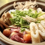 「郷土料理の会席」では、比内地鶏や稲庭饂飩、きりたんぽ/しょっつる鍋など秋田の味を楽しめます。