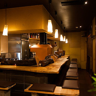 一枚板の重厚なカウンターとライブ感溢れる職人の妙技