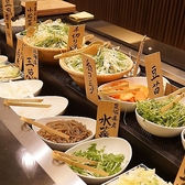 新鮮な旬の野菜はもちろん、きのこ類、豆腐など鍋の具材を豊富にご用意しております。さらに、〆の麺類やご飯、デザートまで、多彩なメニューを時間いっぱいお楽しみいただけます。お肉と野菜のバランスを考えたヘルシーな食べ放題で、ご家族やご友人と心ゆくまでご堪能ください！