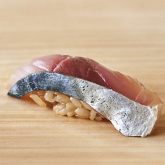 【自慢の江戸前寿司】赤酢シャリとその日仕入の旬魚で握る◆シンプルで洗練された見た目にも美しい一貫握りの写真