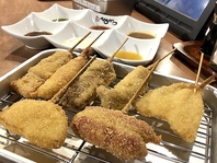 選び抜いた食材の串かつを特製ソースで味わう温かな空間