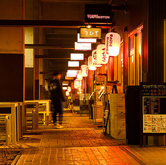 店外には活気あふれる街の喧騒が広がり、提灯が並ぶ和風の雰囲気が魅力的。店内には約100席の広々とした共有席があり、友人や仲間とワイワイ楽しむのにぴったりな空間です◎。賑やかな雰囲気の中で、料理とお酒を満喫しながら、心地よいひとときをお過ごしいただけます！