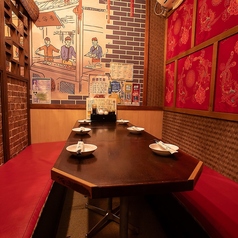 【各種ご宴会にうってつけ！6名様ご利用可能な宴会半個室♪】仕切りのある半個室をご用意！6名様でご利用可能なため、お仕事終わりなプライベートな集まりなどリラックスしてご利用いただけます♪忘年会/新年会/送別会/歓迎会、またお仕事仲間でのお食事や会食等　様々なシーンにてご利用ください◎