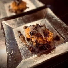 サフランリゾットとアオリイカの炭火焼き　蕗の薹とイカ墨２種のソース