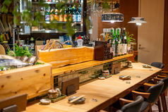 仕事帰りの一杯や大切な人とのデートに最適なのがカウンター席です。職人の技を間近で見たり、会話を楽しんだりすることができます。お一人様でも気兼ねなくご利用ください。全部で11席ご用意しており、心ゆくまでお料理とお酒を堪能したい方におすすめです。