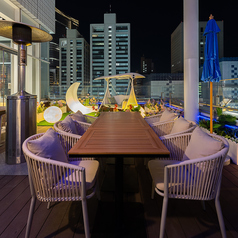 【4~6名様向け】“季節を丸ごと味わえる青空テーブル”4~6名様向けのテラス席は、季節の風を感じながらイタリアンビストロを味わえる特別な空間。暖房や膝掛けで寒さを気にせず過ごせ、パラソルで天気の変化にも対応。友人や家族のカジュアルなパーティーに最適です。